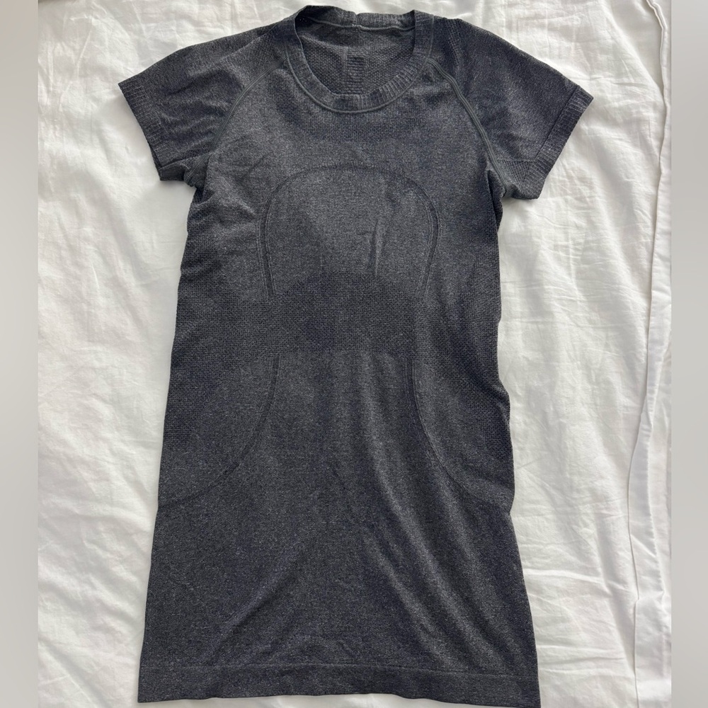 Lululemon swiftly tech short sleeve gray size 4